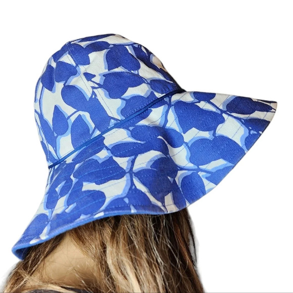kate spade Accessories - Kate Spade wide brim sun‎ hat blue white.